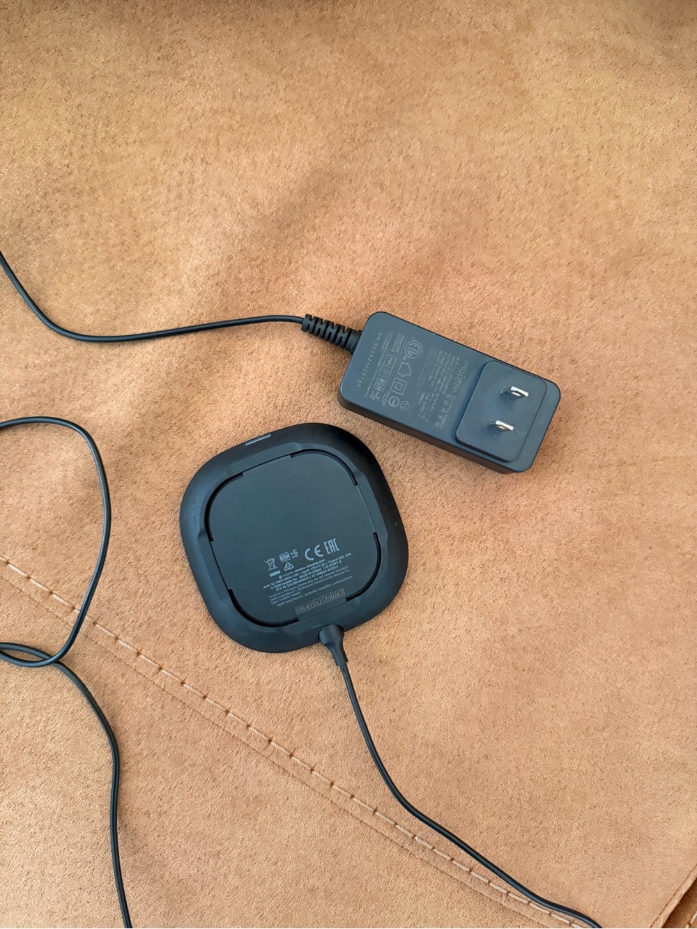 mophie 15W Black Wireless Charging Pad - Picture 3 of 4